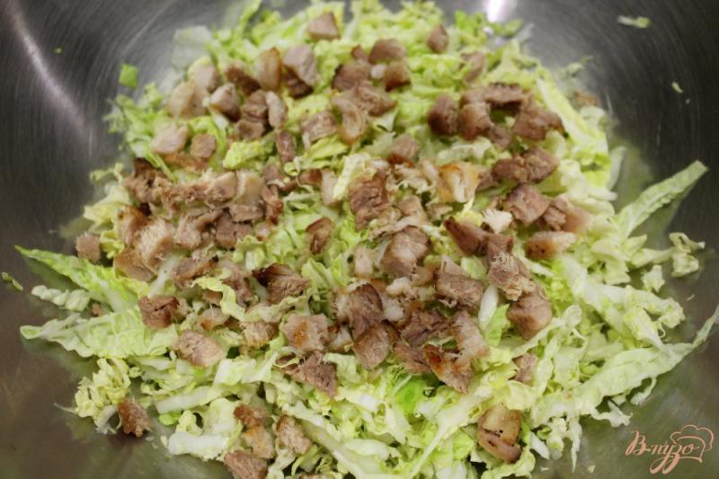 Фото приготовление рецепта: Салат из пекинской капусты с бужениной, сыром и болгарским перцем шаг №2