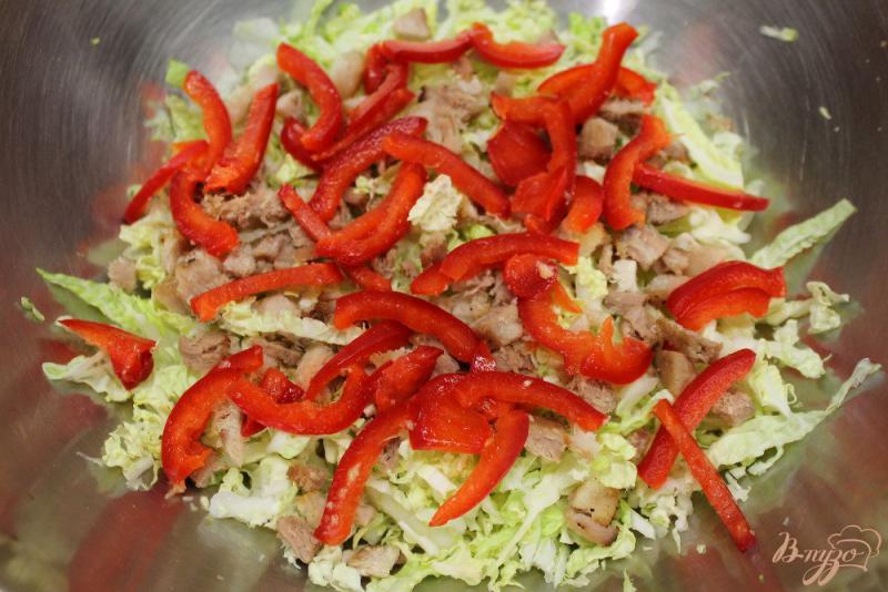 Фото приготовление рецепта: Салат из пекинской капусты с бужениной, сыром и болгарским перцем шаг №3