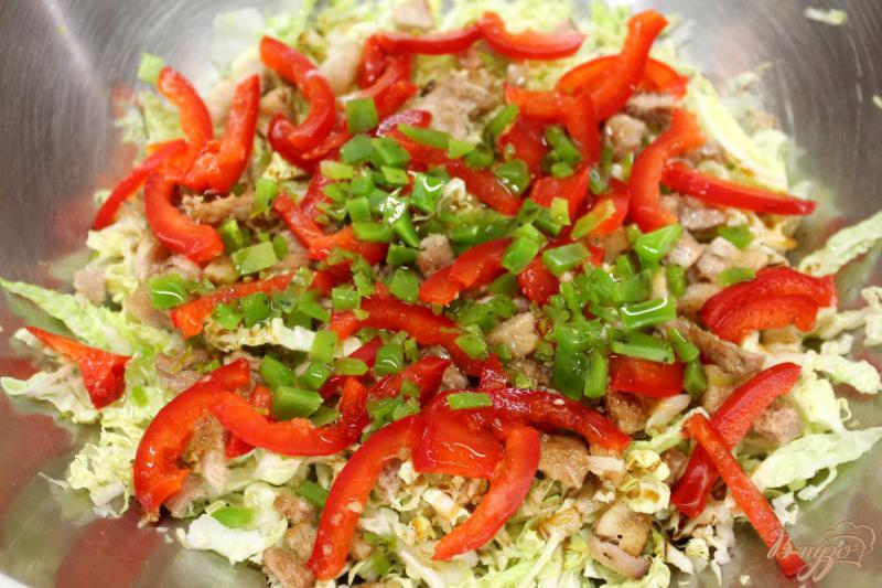 Фото приготовление рецепта: Салат из пекинской капусты с бужениной, сыром и болгарским перцем шаг №4