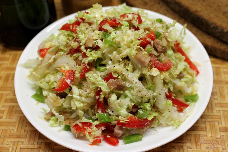 Фото приготовление рецепта: Салат из пекинской капусты с бужениной, сыром и болгарским перцем шаг №5