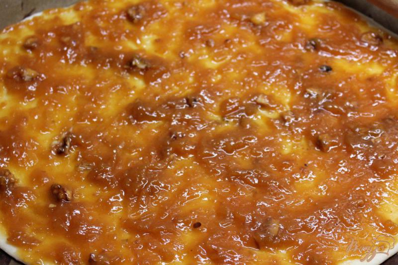 Фото приготовление рецепта: Пирог с абрикосовым джемом и орехами шаг №6