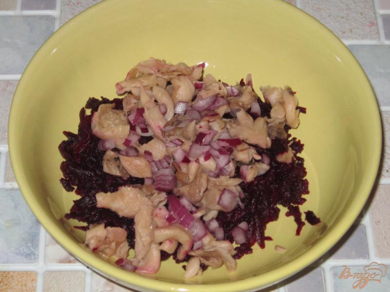 Фото приготовление рецепта: Свекольный салат с маринованными вешенами шаг №4