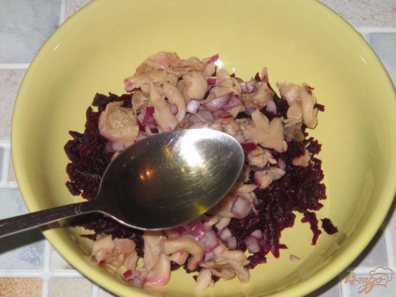Фото приготовление рецепта: Свекольный салат с маринованными вешенами шаг №5