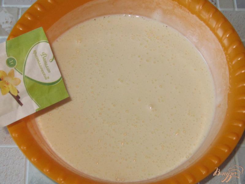 Фото приготовление рецепта: Бисквитный пирог с инжиром шаг №2