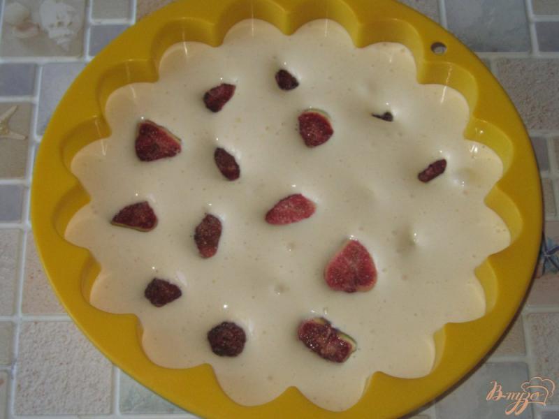 Фото приготовление рецепта: Бисквитный пирог с инжиром шаг №6