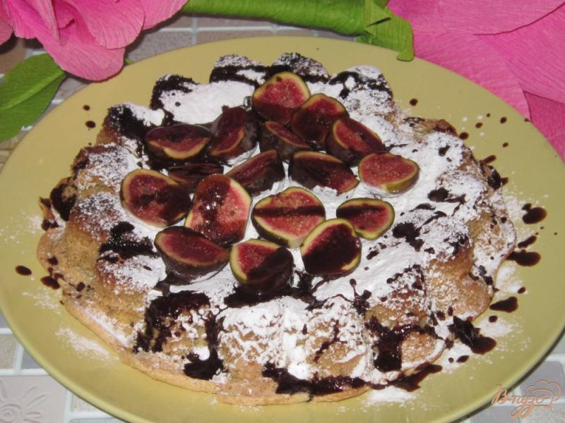 Фото приготовление рецепта: Бисквитный пирог с инжиром шаг №7