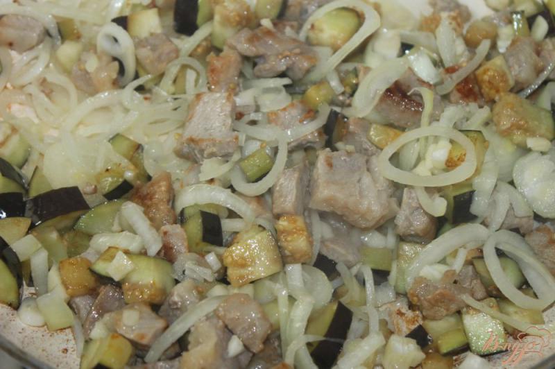 Фото приготовление рецепта: Жареная свинина с баклажаном шаг №4