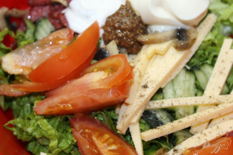 Фото приготовление рецепта: Салат с грибами, сыром и овощами шаг №7