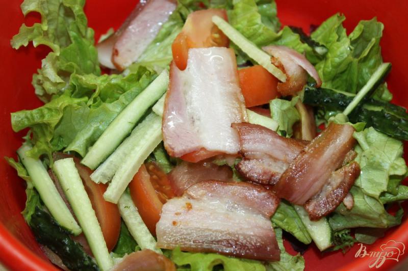 Фото приготовление рецепта: Теплый салат с беконом и овощами шаг №5
