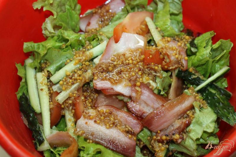 Фото приготовление рецепта: Теплый салат с беконом и овощами шаг №6