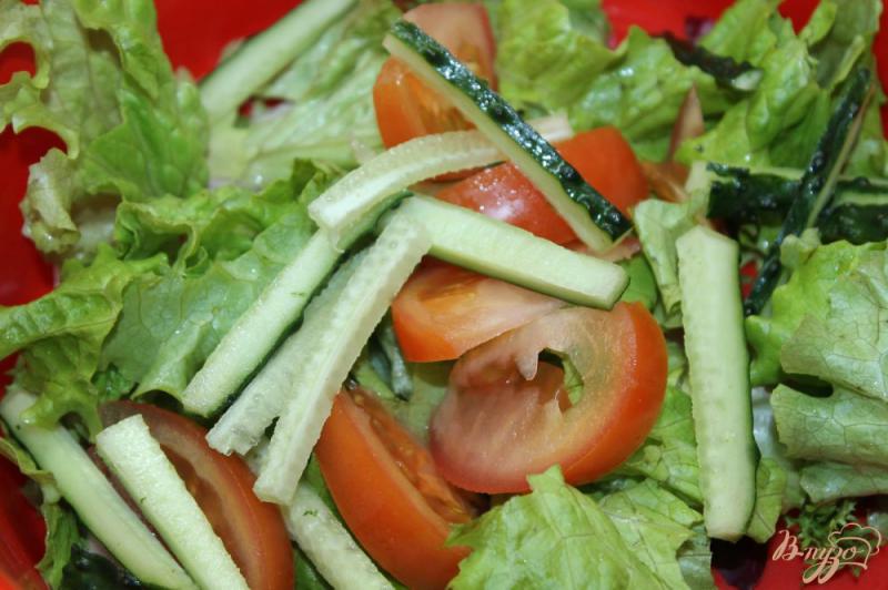 Фото приготовление рецепта: Теплый салат с беконом и овощами шаг №4
