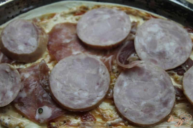 Фото приготовление рецепта: Пицца рыбно  - мясная шаг №5