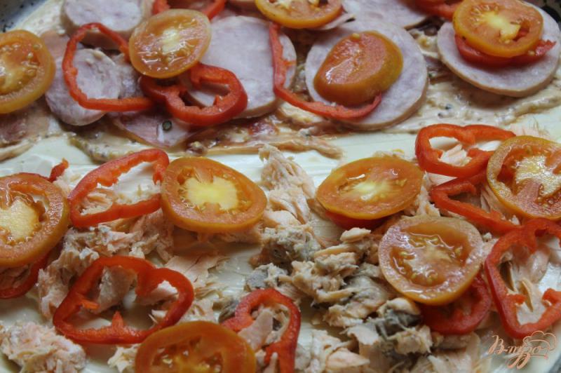 Фото приготовление рецепта: Пицца рыбно  - мясная шаг №6
