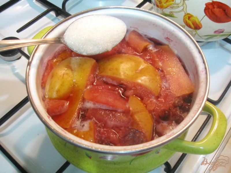 Фото приготовление рецепта: Компот из яблок и черной смородины шаг №4