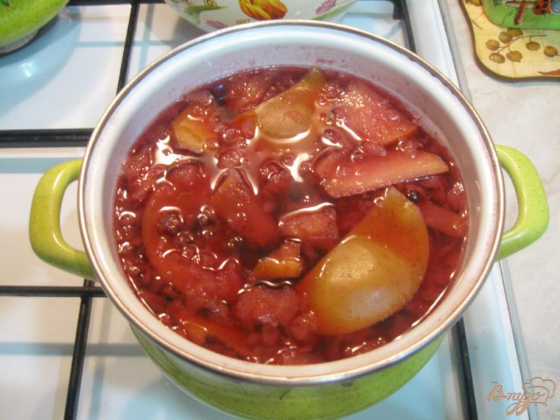 Фото приготовление рецепта: Компот из яблок и черной смородины шаг №5