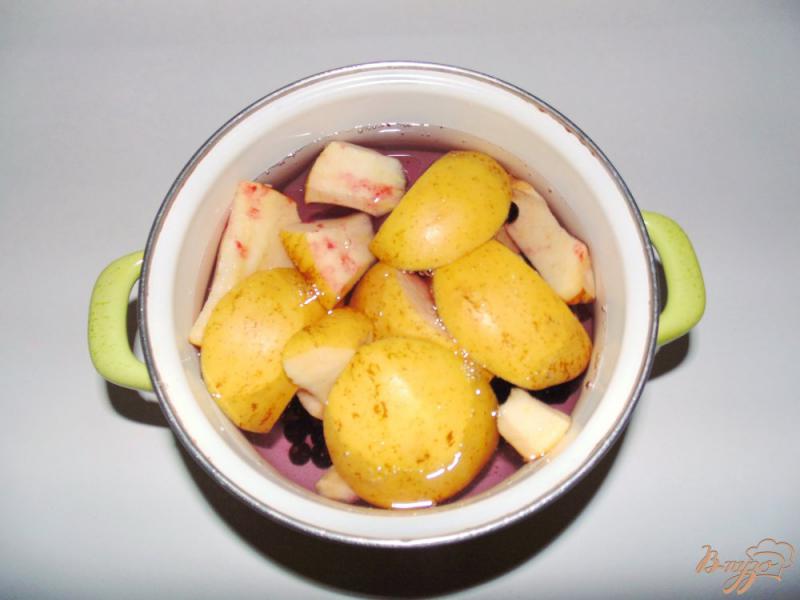 Фото приготовление рецепта: Компот из яблок и черной смородины шаг №3