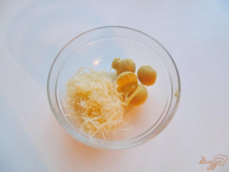 Фото приготовление рецепта: Яйца фаршированные сыром и маринованным огурцом шаг №3