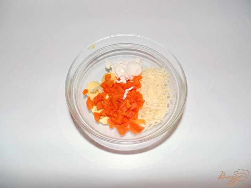 Фото приготовление рецепта: Яйца фаршированные сыром и маринованным огурцом шаг №5