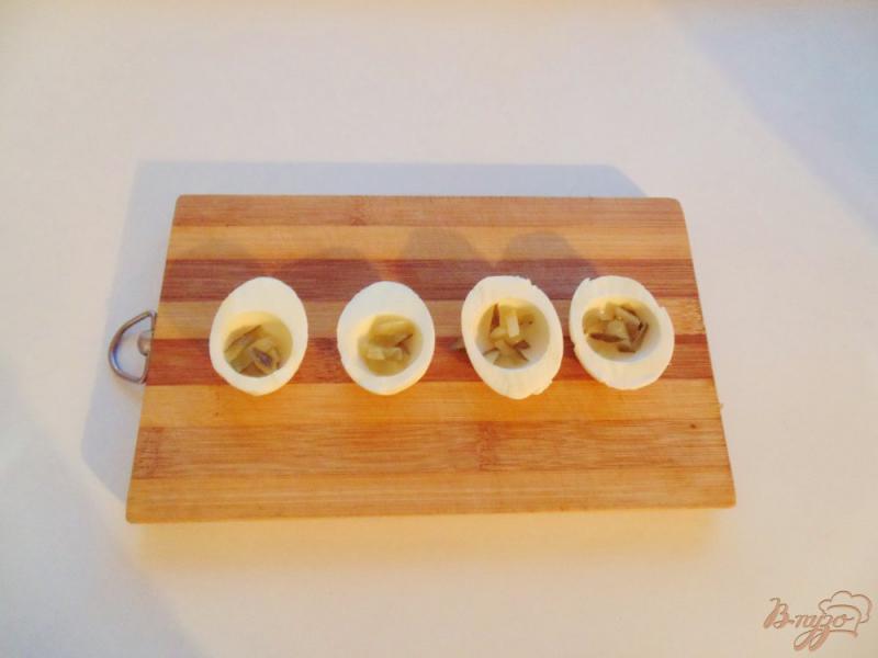 Фото приготовление рецепта: Яйца фаршированные сыром и маринованным огурцом шаг №6