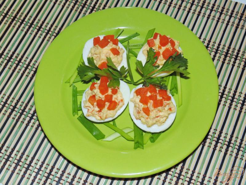 Фото приготовление рецепта: Яйца фаршированные сыром и маринованным огурцом шаг №7