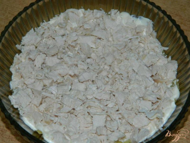 Фото приготовление рецепта: Слоеный салат с курицей и шампиньонами шаг №4