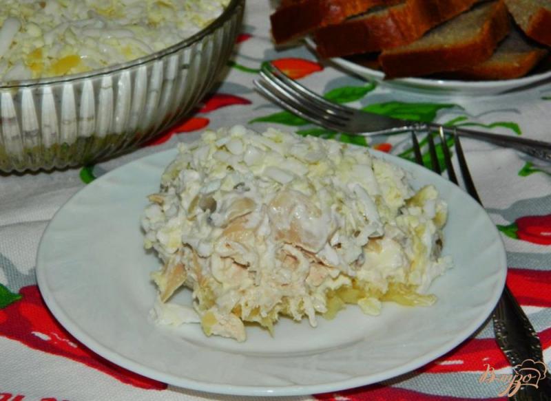 Фото приготовление рецепта: Слоеный салат с курицей и шампиньонами шаг №8