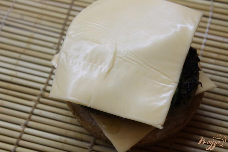 Фото приготовление рецепта: Мясной бургер с двойным сыром шаг №6