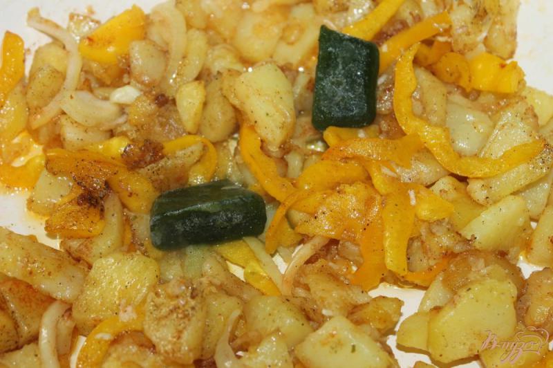Фото приготовление рецепта: Жареный картофель со шпинатом и перцем шаг №5