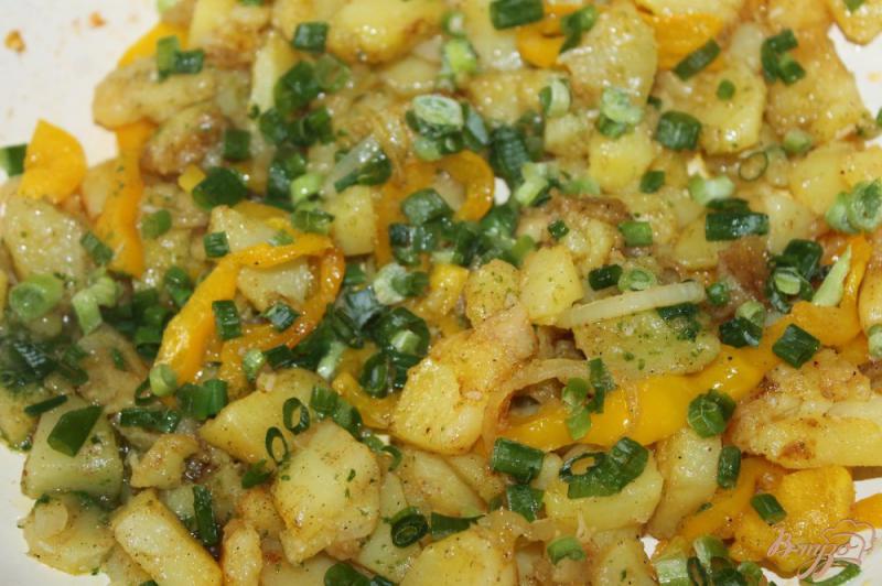 Фото приготовление рецепта: Жареный картофель со шпинатом и перцем шаг №6