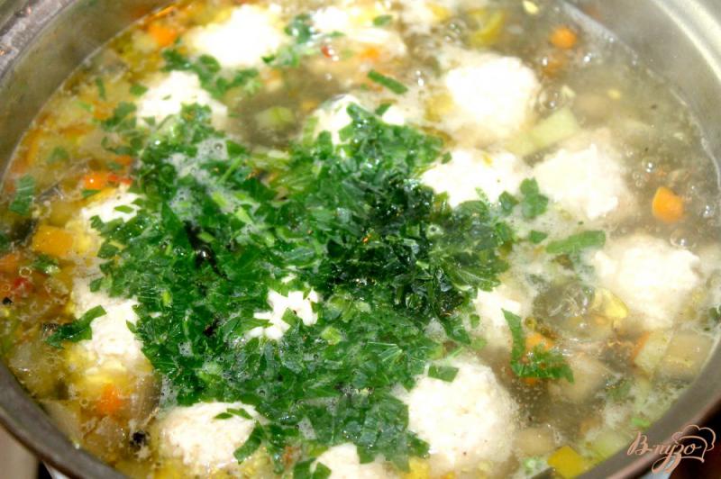 Фото приготовление рецепта: Овощной суп с кукурузой и фрикадельками шаг №5