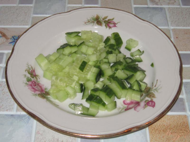 Фото приготовление рецепта: Свекольный салат с горошком, кукурузой и огурцом шаг №3