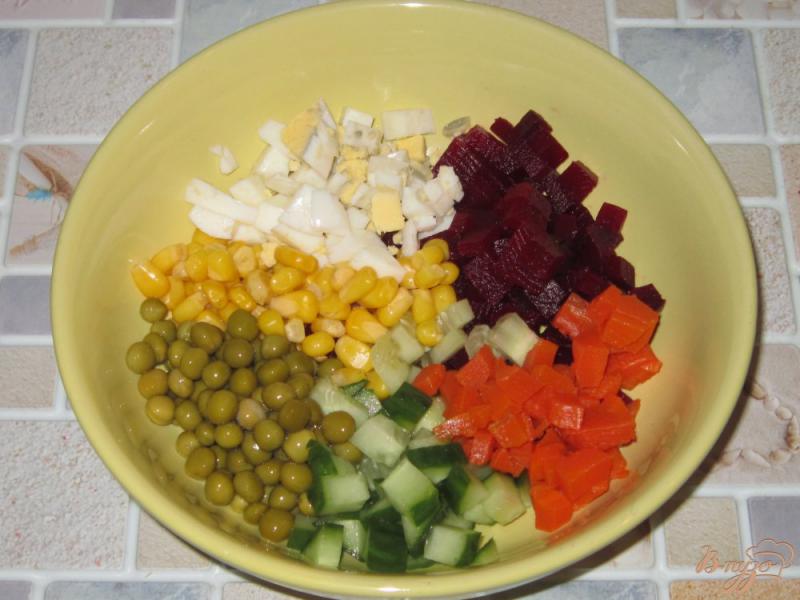 Фото приготовление рецепта: Свекольный салат с горошком, кукурузой и огурцом шаг №5