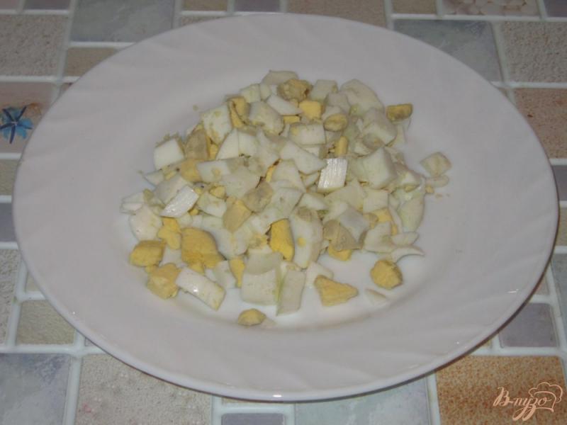 Фото приготовление рецепта: Свекольный салат с горошком, кукурузой и огурцом шаг №4