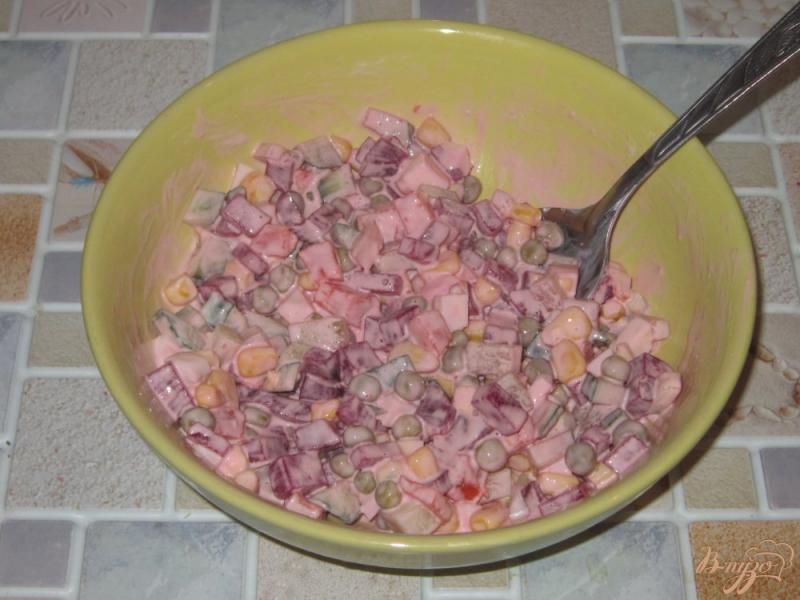 Фото приготовление рецепта: Свекольный салат с горошком, кукурузой и огурцом шаг №6