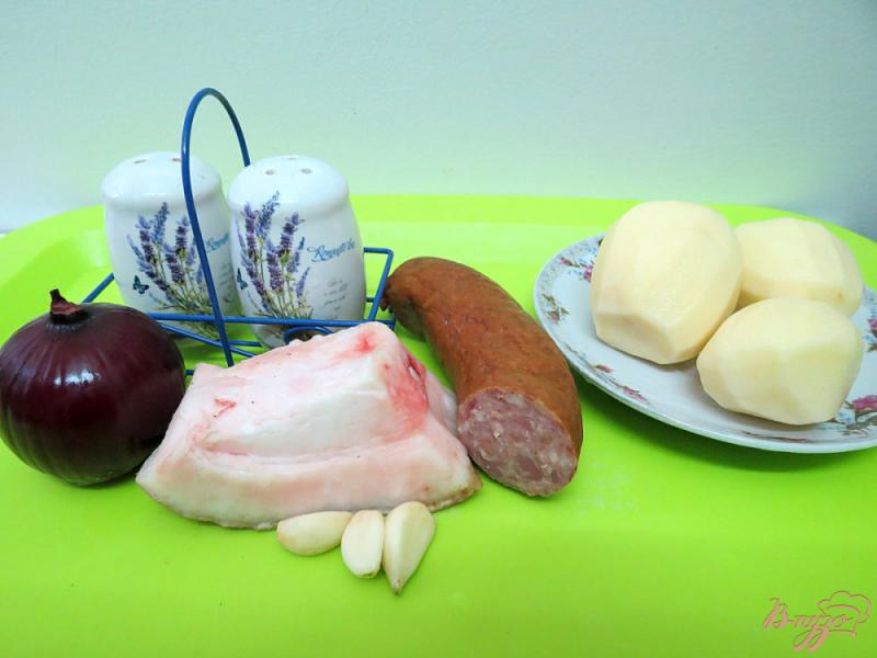 Фото приготовление рецепта: Картофель запеченный с салом, луком и колбасой шаг №1
