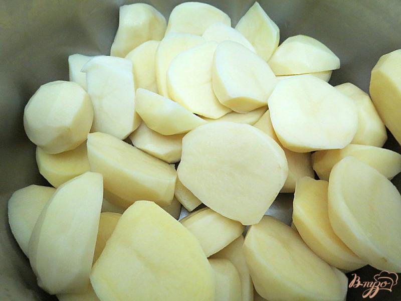 Фото приготовление рецепта: Картофель запеченный с салом, луком и колбасой шаг №2
