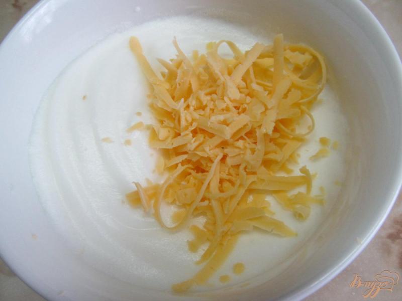 Фото приготовление рецепта: Яичница с сыром шаг №3
