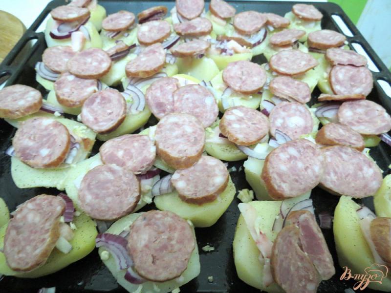 Фото приготовление рецепта: Картофель запеченный с салом, луком и колбасой шаг №7