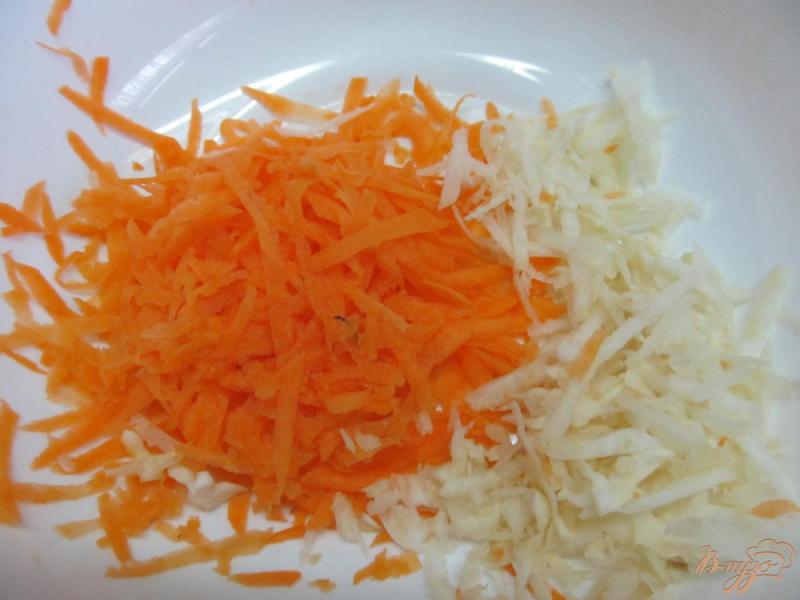 Фото приготовление рецепта: Морковный салат с сельдереем шаг №1
