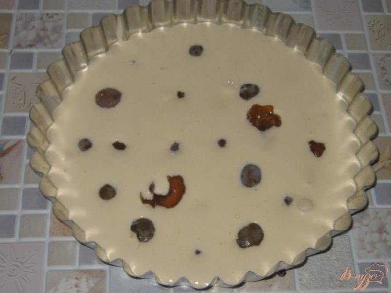 Фото приготовление рецепта: Бисквитный пирог с белой сливой шаг №6