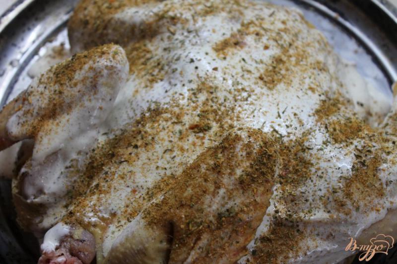 Фото приготовление рецепта: Праздничная курица в специях и кукурузой шаг №3