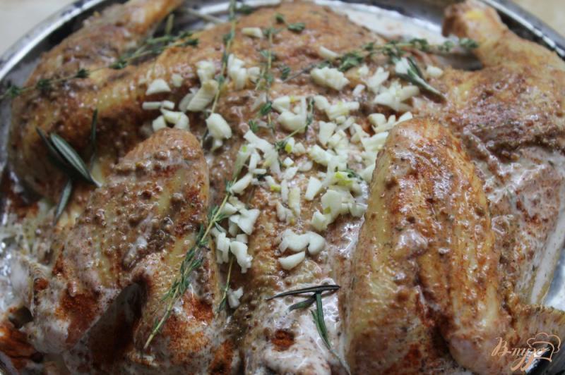 Фото приготовление рецепта: Праздничная курица в специях и кукурузой шаг №6
