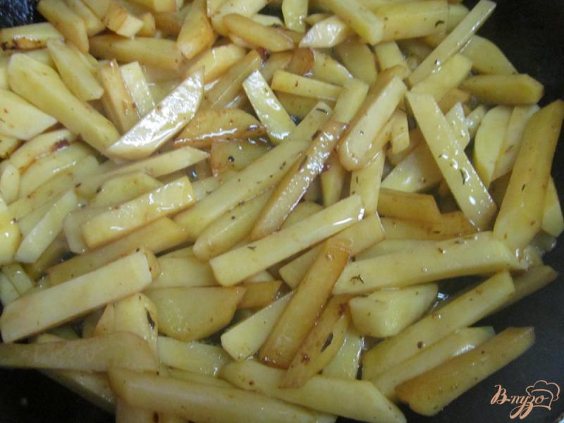 Фото приготовление рецепта: Жаренный картофель с сырным соусом шаг №3