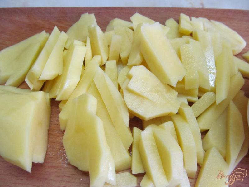 Фото приготовление рецепта: Жаренный картофель с сырным соусом шаг №2