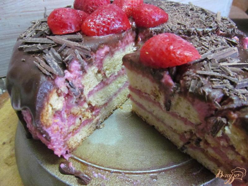 Фото приготовление рецепта: Малиновый торт шаг №16