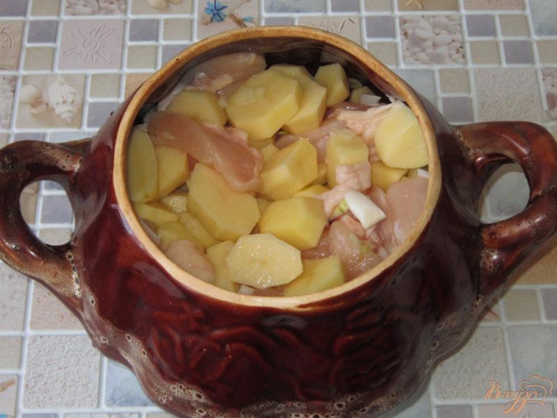 Фото приготовление рецепта: Куриная грудка с картофелем в горшочке шаг №4