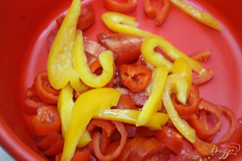 Фото приготовление рецепта: Салат с сосисками и жаренными баклажанами шаг №3