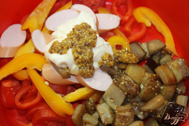 Фото приготовление рецепта: Салат с сосисками и жаренными баклажанами шаг №5
