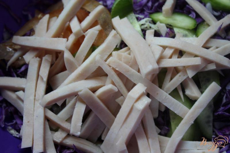 Фото приготовление рецепта: Салат с краснокочанной капусты и ветчины шаг №4