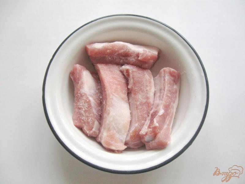 Фото приготовление рецепта: Свиные ребрышки в духовке шаг №3